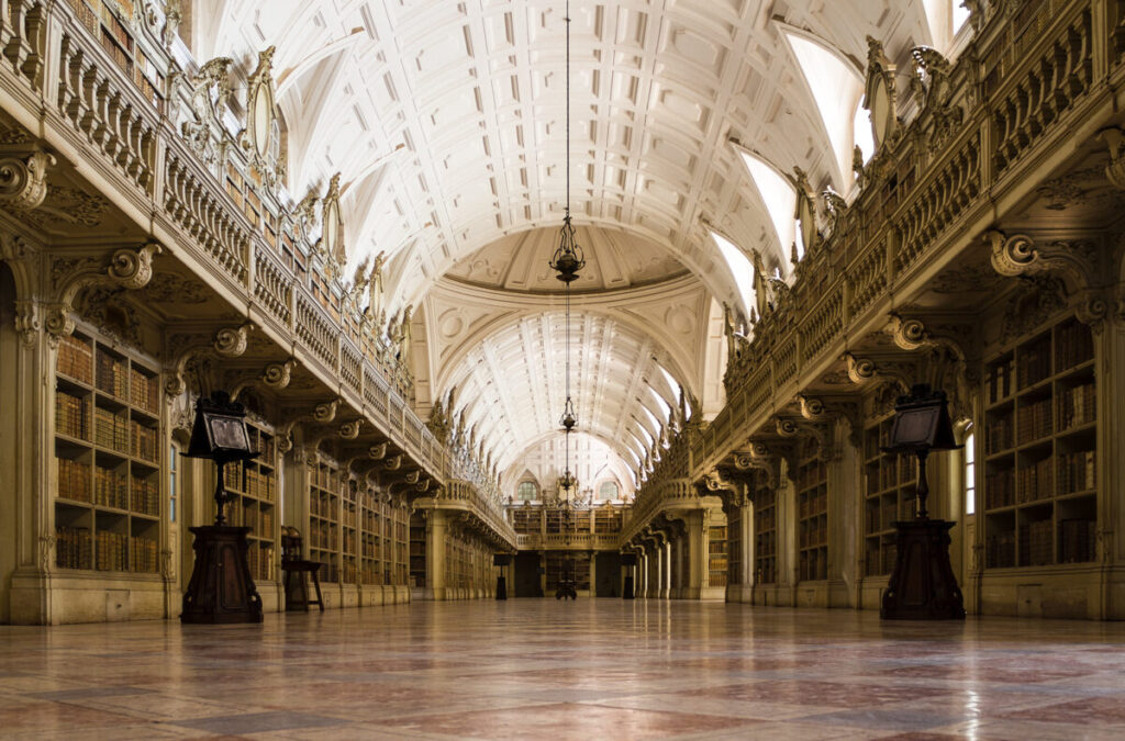 La biblioteca del Palacio Nacional De Manfra in Portogallo.jpg - visitportugal